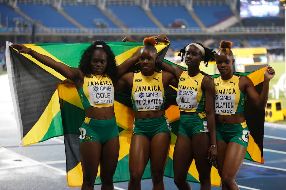 (i-d) Serena Cole, Tia Clayton, Kerrica Hill y Tina Clayton de Jamaica celebran tras ganar la medalla de oro en los relevos 4x100m mujeres durante el Campeonato Mundial de Atletismo Sub-20 Cali 2022, en el estadio Pascual Guerrero de Cali (Colombia). EFE/ Ernesto Guzmán
