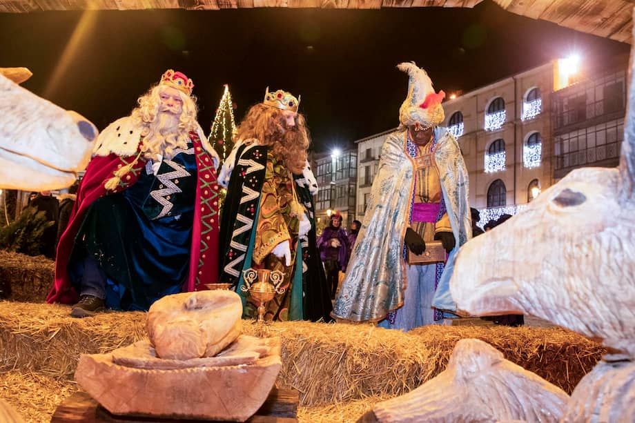 Ofrenda de Melchor, Gaspar y Baltasar durante la Cabalgata de los Reyes Magos que ha ocurrido este lunes 5 de enero de 2026, por las calles de Soria.