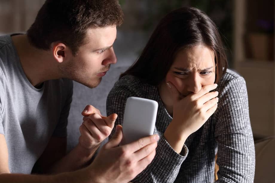 Identificar las señales tempranas de control y celos permite tomar decisiones conscientes antes de que la relación se vuelva dañina.