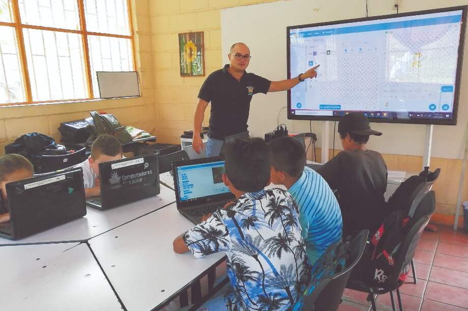 Profesor Carlos Andres Guevera durante una de las clases en institución rural. / cortesía