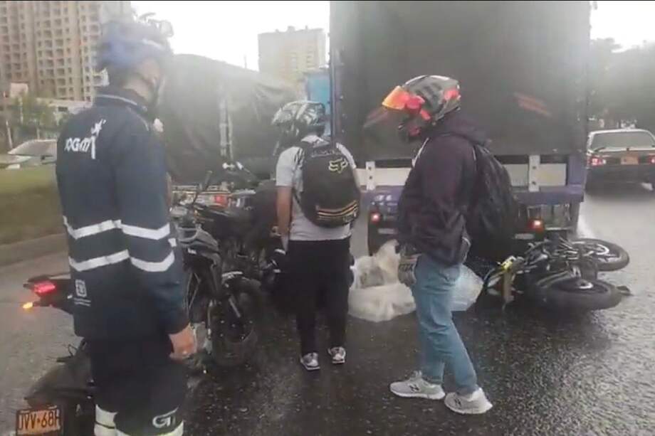 Choque entre camión y motociclista afecta la Av. Cali con calle 6D, en Kennedy.
