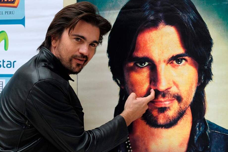 Juanes bromea con los fotógrafos en Lima (Perú). / Efe