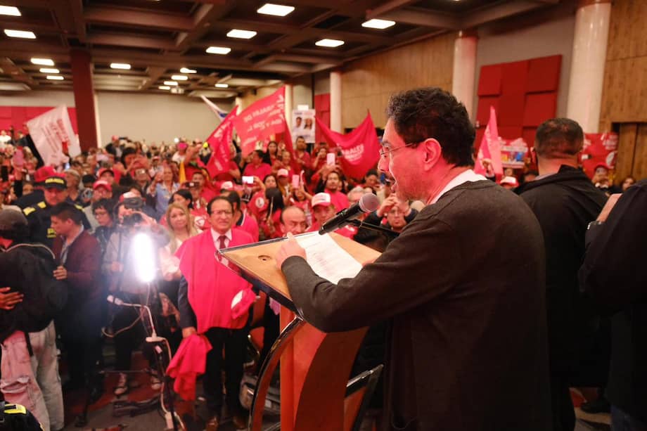 El candidato presidencial, Iván Cepeda, sumó respaldos de varios sectores liberales.