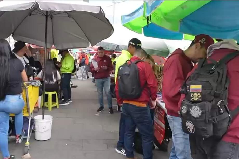 Operativo policial de control de celulares robados en el centro de Bogotá