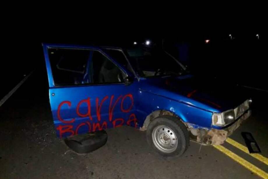 El vehículo tenía escrito con aerosol rojo la palabra “Carro Bomba” en su fachada, lo que llamó la atención de los habitantes. / Tomada de Twitter: Juan Pablo Celis