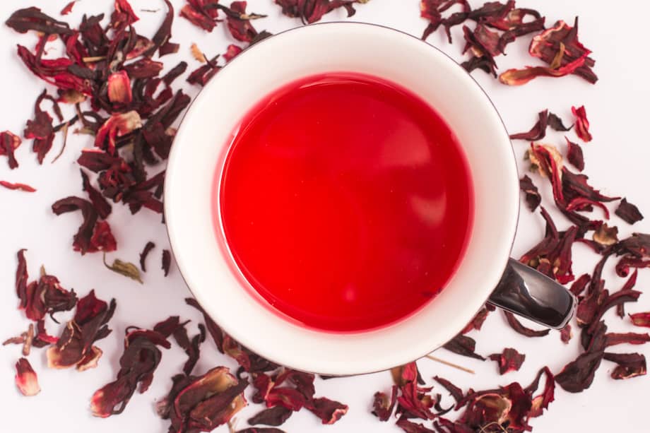 Ten cuidado y no confundas el té rojo con el rooibos, aunque comparten el mismo color, el té se destaca por un sabor intenso, mientras el otro es una infusión de hierbas y tiene un sabor más dulce.