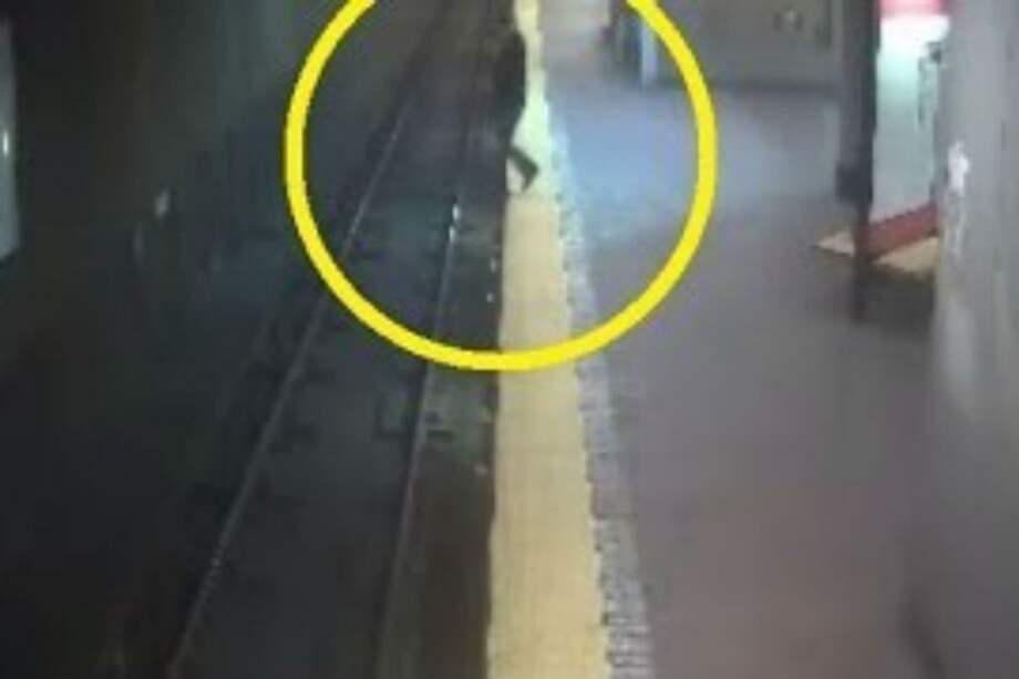 Sonámbula cayó a las vías del metro de Boston