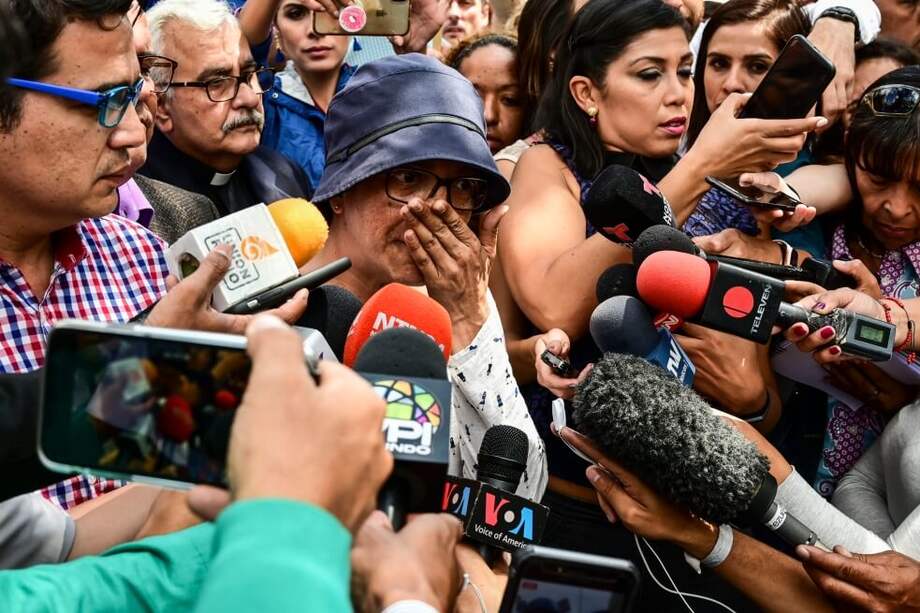 La familia de Díaz esperó durante todo el día de ayer a las afuera del Helicoide la liberación de Díaz. / AFP