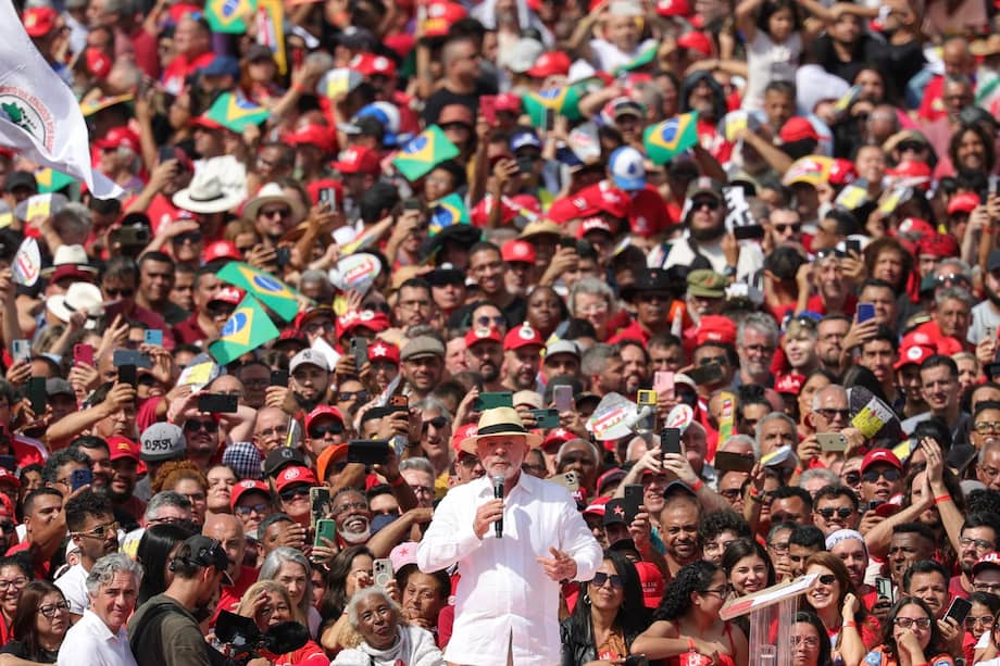 El presidente de Brasil, Luiz Inácio Lula da Silva, habla durante el lanzamiento de campaña para su reelección, con el foco puesto en el combate a la violencia de género y al crimen organizado y la promesa de continuar con los programas sociales, este domingo, en el Estadio Primero de Mayo en São Bernardo do Campo (Brasil).