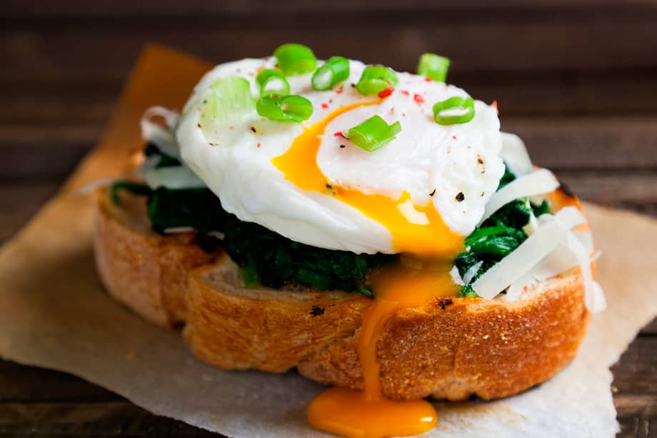 Los huevos escalfados son una forma deliciosa de cocinar este huevo con la yema líquida y la clara cocida.