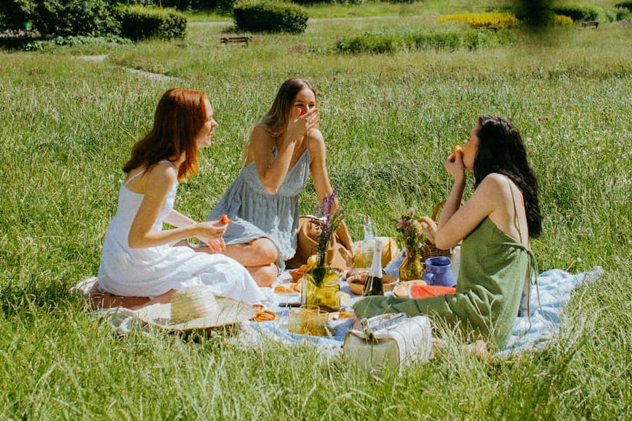 Socializar con amigos o con la familia ayuda a la estimulación mental.