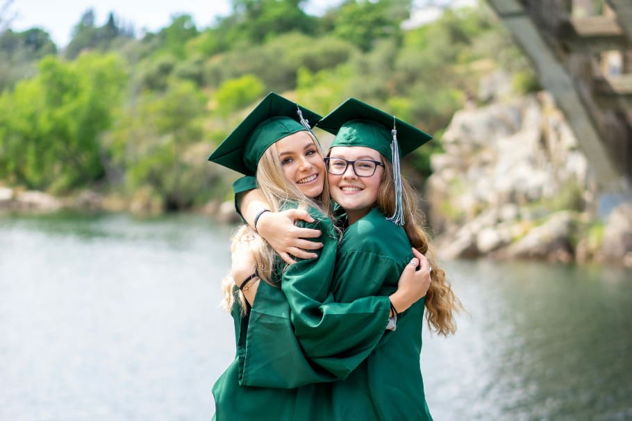 ¿Se acerca tu graduación? Si aún no sabes cómo peinarte para brillar este día, acá te dejamos algunas ideas que podrían gustarte si quieres llevar el cabello suelto.