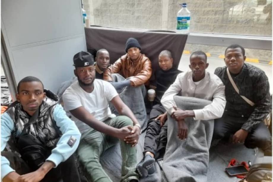 El grupo de ciudadanos de Guinea busca un estatus legal transitorio mientras se soluciona su situación migratoria.