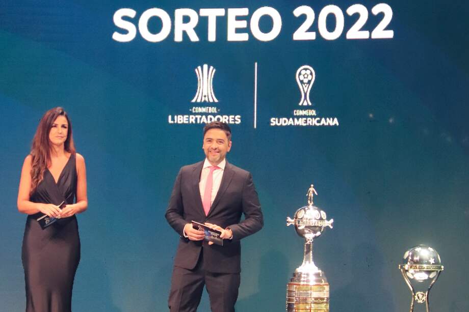 Los presentadores Helena Calil (i) y el argentino Juan José Buscalia participan hoy, en los sorteos de las fases de grupos de la Copa Libertadores y Copa Sudamericana en la sede de la Conmebol en Luque (Paraguay).