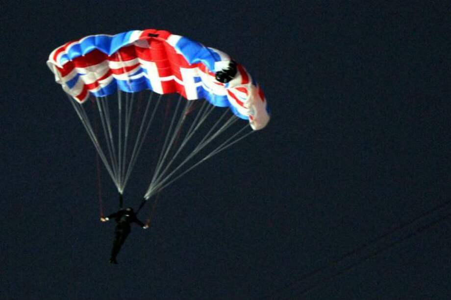 Murió paracaidista que encarnó a James Bond en los Olímpicos 2012