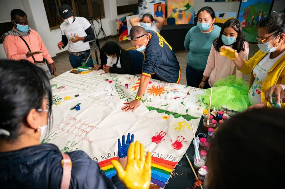 El Centro Nacional de Memoria Histórica reunió en Bogotá a tres comunidades de víctimas de Putumayo, Nariño y Magdalena para construir un gran mosaico de la memoria.