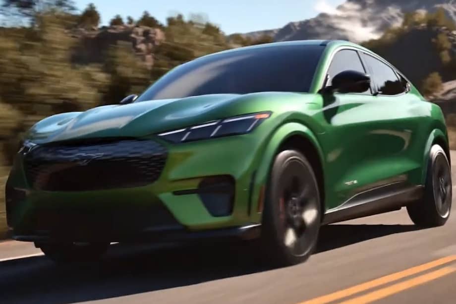 El motor eléctrico de un auto es el sistema que convierte la energía almacenada en la batería en movimiento.