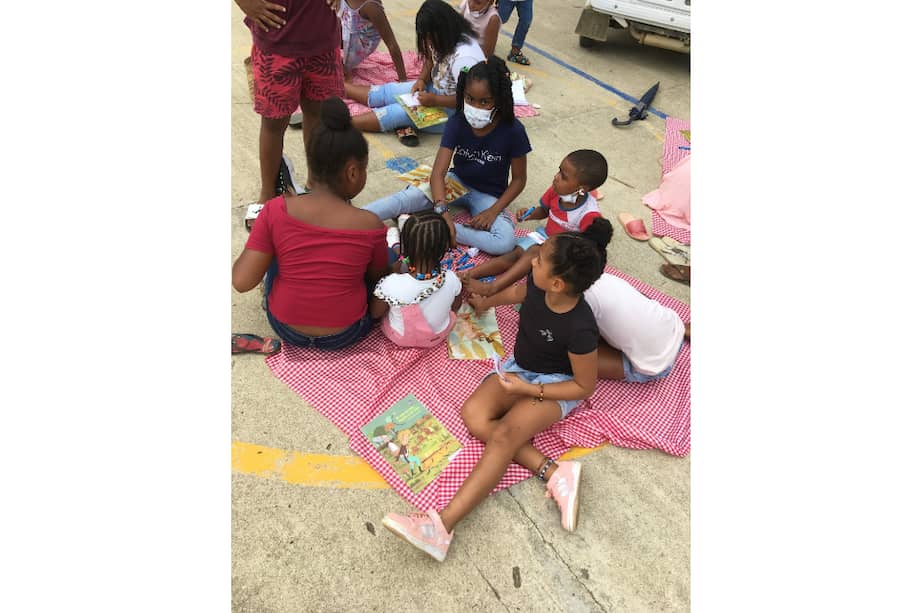 La programación de la cuarta versión de Flecho, la Fiesta de la Lectura y la Escritura del Chocó, comienza con un acto de magia. Los niños se agrupan y llegan más de los que se esperaban. Esta es una feria a escala humana, como dice Velia Vidal Romero, su directora.