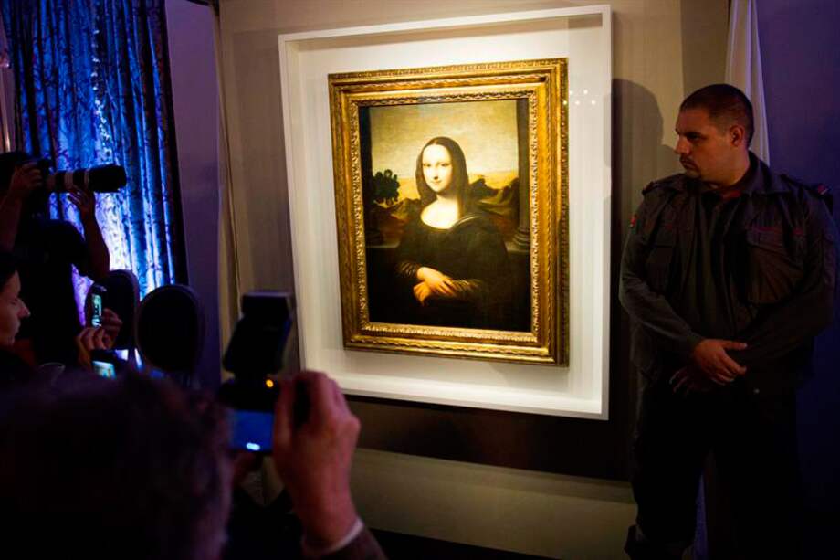 Periodistas fotografian el cuadro conocido como la Mona Lisa de Isleworth, durante su presentación en Ginebra, Suiza. / EFE