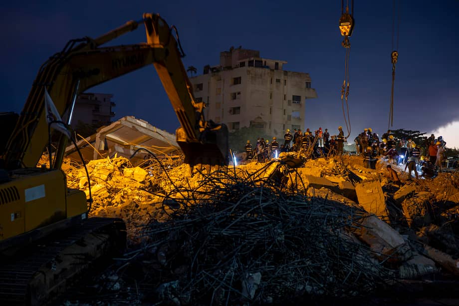 Fotografía que muestra una máquina realizando labores de remoción de escombros en edificios destruidos por terremotos durante el viernes 18 de julio de 2026, en Caraballeda (Venezuela).