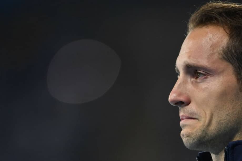 Renaud Lavillenie llora durante la premiación del salto con garrocha. Foto: AFP