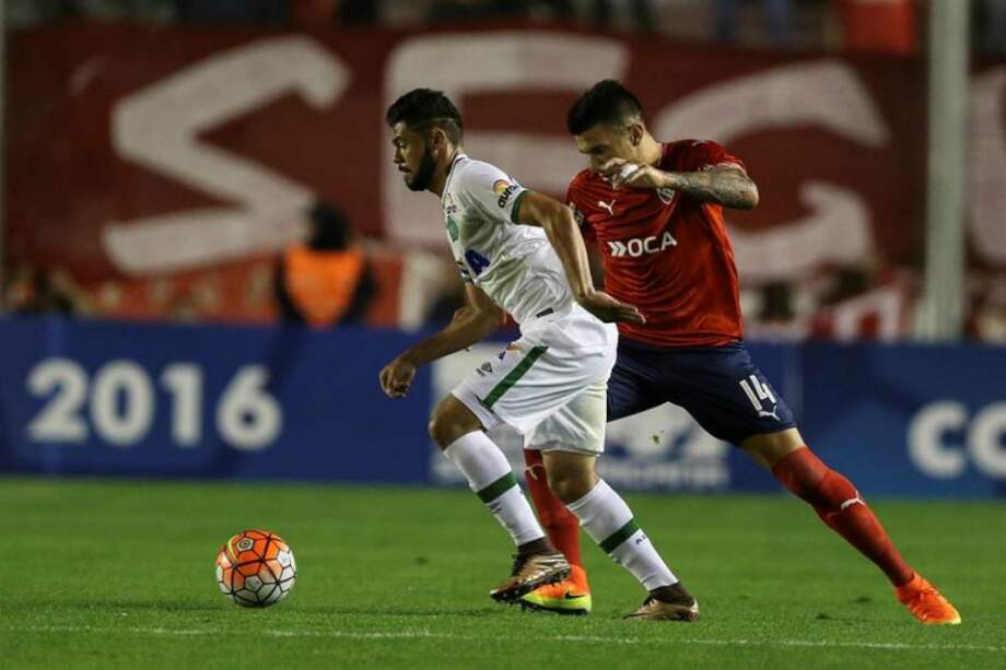 El jugador Victor Cuesta de Independiente disputa el balón con el jugador Lourency de Chapecoense de Brasil. / EFE