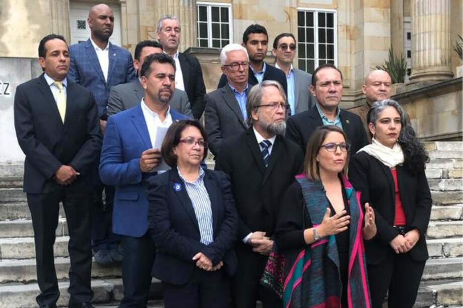 La representante Juanita Goebertus en su réplica al presidente Duque, junto a líderes de los partidos de oposición. / Cortesía