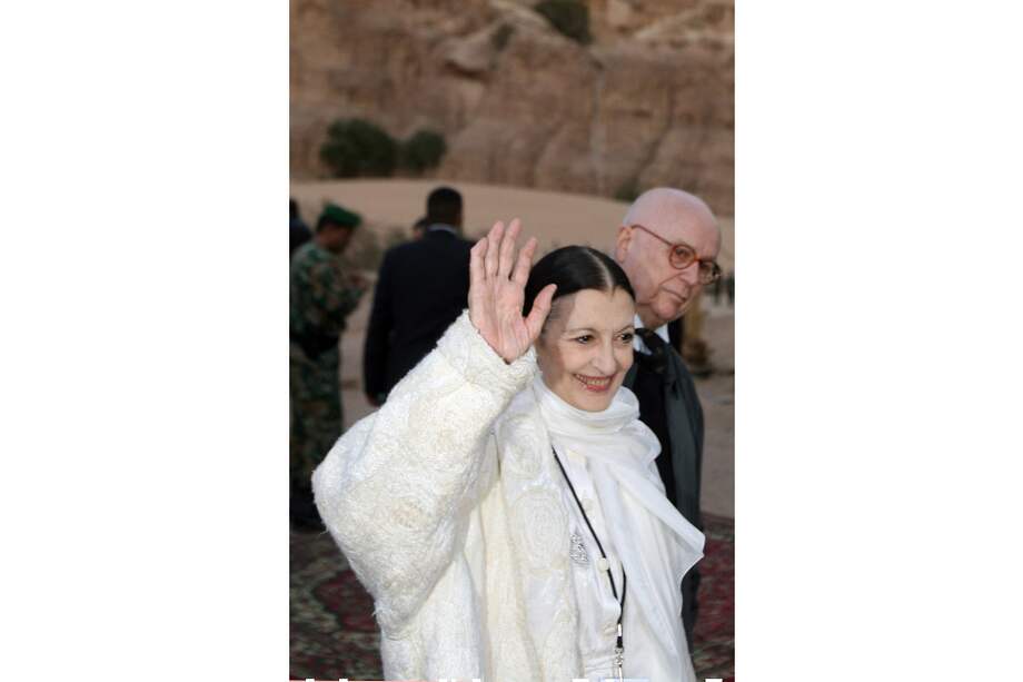 Carla Fracci actuó con las más importantes compañías de danza clásica, entre ellas el London Festival Ballet, Royal Ballet, Stuttgart Ballet, Royal Swedish Ballet y American Ballet Theatre, entre otras más.