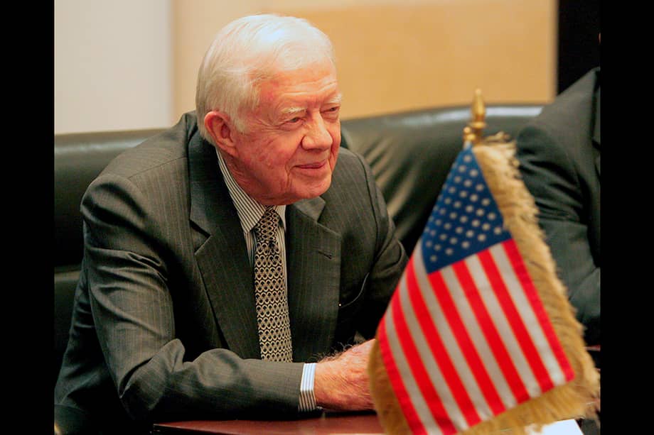 El expresidente de Estados Unidos Jimmy Carter escucha las palabras del primer ministro libanés, Fouad Saniora, durante una reunión en el palacio de gobierno en Beirut en 2008.