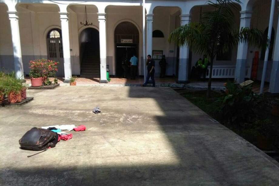 La maleta que generó alerta, después del operativo en el que la Policía descartó que hubiera explosivos. / Tomada de @PoliciaCali