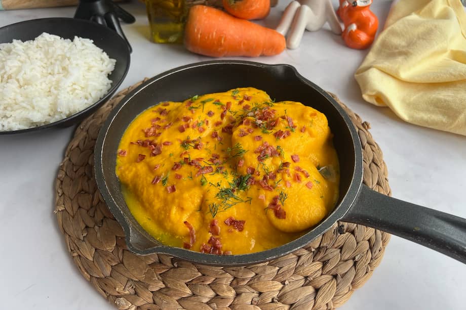 Sirve este pollo en salsa de zanahoria con arroz blanco o arroz de palito.