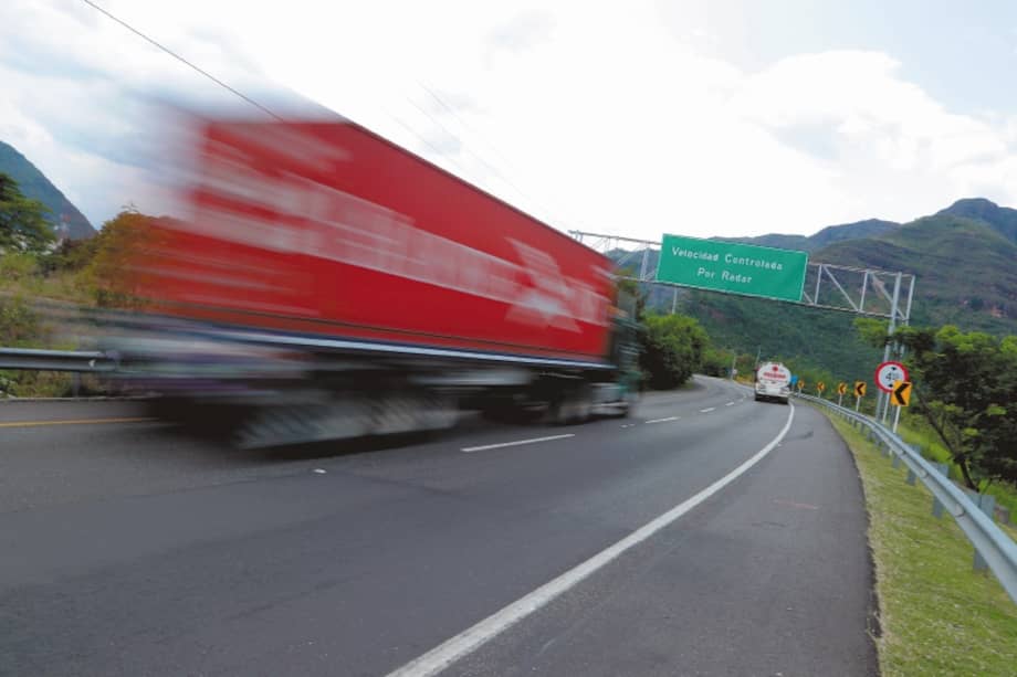 El límite de velocidad en Colombia es de 90 km/h en carreteras nacionales y departamentales y de 50 km/h en vías urbanas. / ANSV