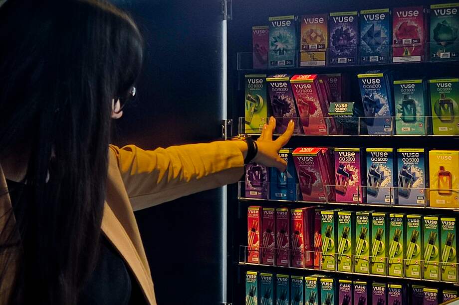 Mientras el consumo de productos de tabaco disminuye en el mundo, la Organización Mundial de la Salud alerta sobre el incremento del vapeo en los más jóvenes, lo que aumenta el riesgo de “adicción a estos productos”.