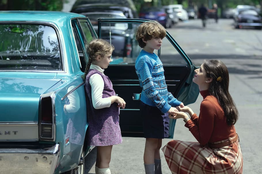 La producción mexicana de Netflix es protagonizada por Tessa Ía y Emiliano Zurita y revive uno de los casos de secuestro familiar más polémicos del país azteca