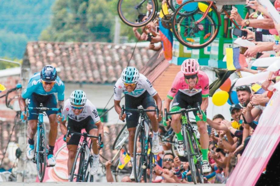 Quintana (izq.), Henao, Bernal y Urán al final de la quinta etapa de la Colombia Oro y Paz. / AFP