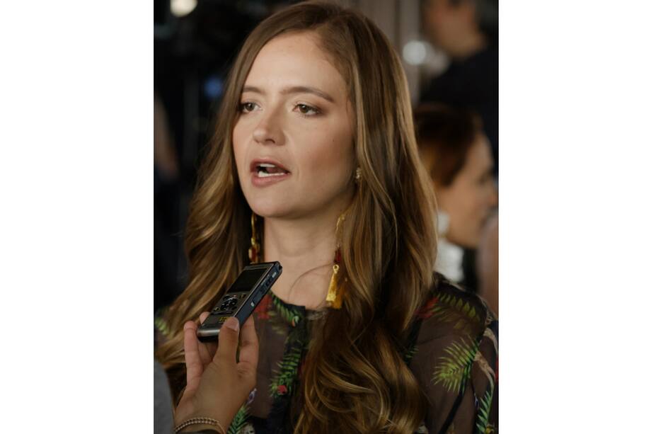 La colombiana Juliana Villegas, en representación del país invitado de la Miami Fashion Week (MIAFW), habla con los periodistas al final del encuentro de inauguración del evento. / EFE