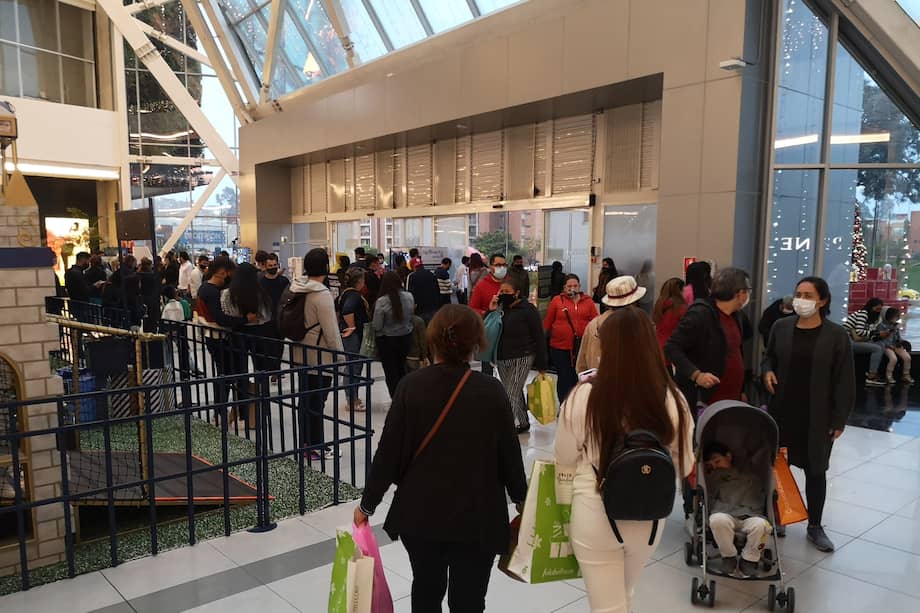 Filas y aglomeraciones en Centros Comerciales durante la temporada de navidad en covid - 19