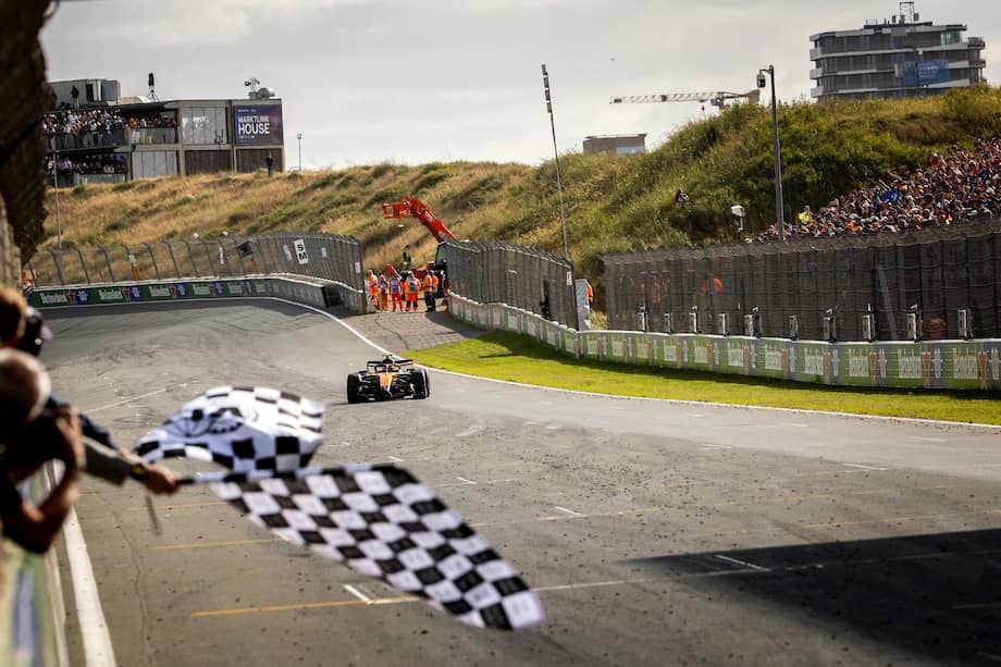 Lando Norris, cruzando primero en el Gran Premio de Países Bajos.