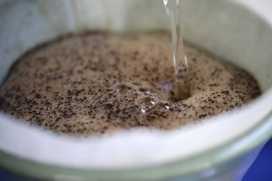 Durante décadas, médicos y científicos han estudiado los efectos que la cafeína —la sustancia psicoactiva más popular del mundo, donde el café es la forma más común de consumirla— tiene sobre el cuerpo.