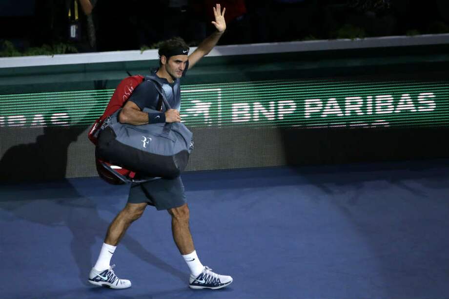 Federer se despide tras ser abatido por Djokovic en París.