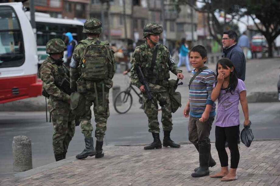 En Suba hay presencia del Ejército desde la noche del jueves, tras el ataque al CAI del barrio La Gaitana. / Luis Ángel