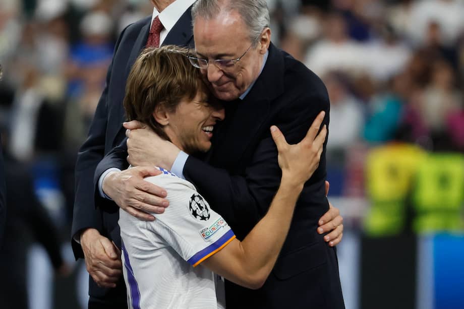 Florentino Pérez abraza a Luka Modric, una de las figuras de Real Madrid // EFE/JuanJo Martín