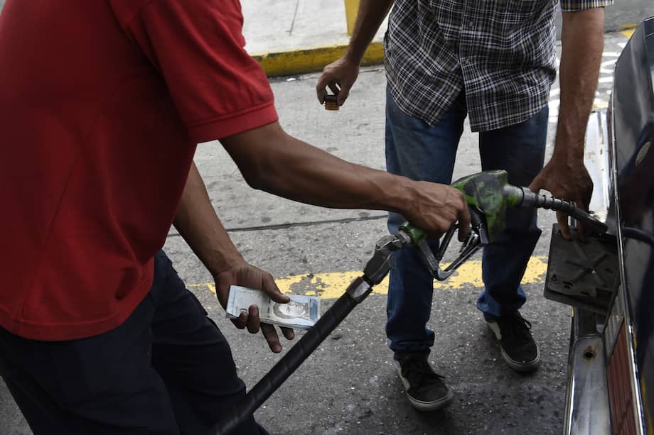 El precio de la gasolina en Ecuador ha comenzado a subir para igualar con la cotización internacional. / Bloomberg News