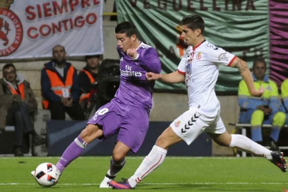 James centra un balón durante el partido contra la Cultural Leonesa. Foto: EFE