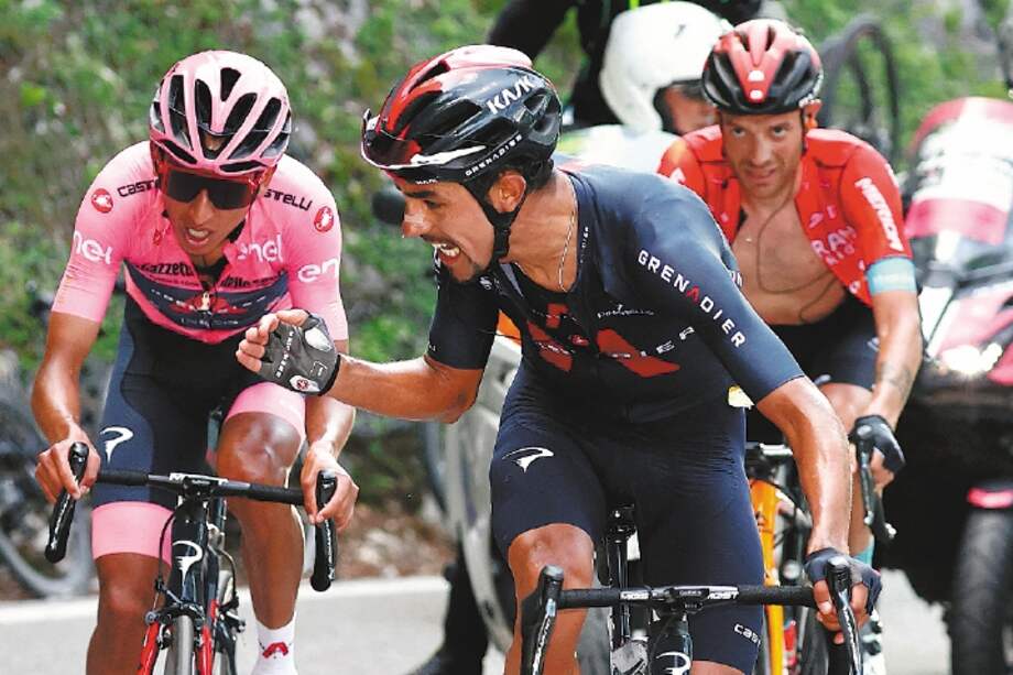 Egan Bernal (izq.) y Daniel Felipe Martínez, compañeros en el Ineos Grenadiers.