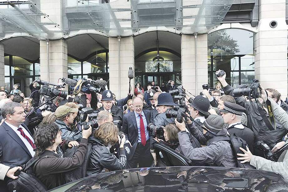 El director general de la BBC, George Entwistle (centro), tras la renuncia a su cargo, en el que sólo estuvo 54 días.