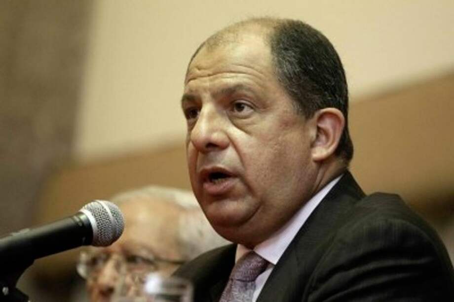 Presidente de Costa Rica prohíbe que su nombre esté en placas de obras que inaugure