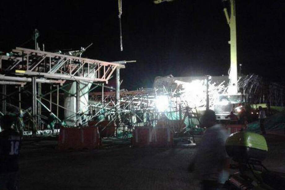 Continúa atrapado obrero tras colapso de puente en Montería