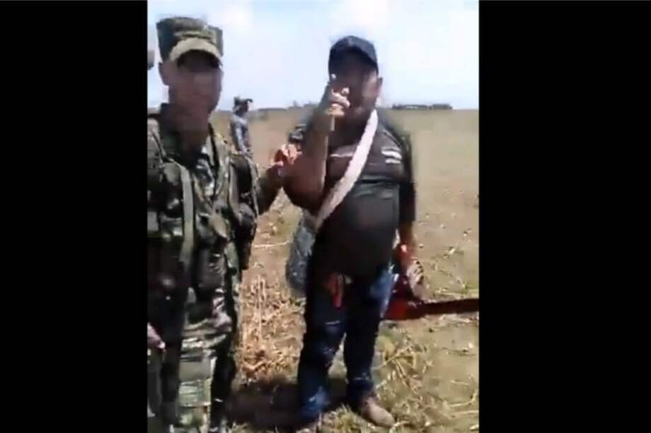 En el video difundido por redes sociales se evidencia al terrateniente amenazando a los campesinos con una motosierra. / Pantallazo tomado del video