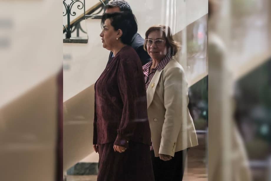 La canciller de Ecuador, Gabriela Sommerfeld (i), camina junto a su homóloga de Colombia, Rosa Villavicencio.